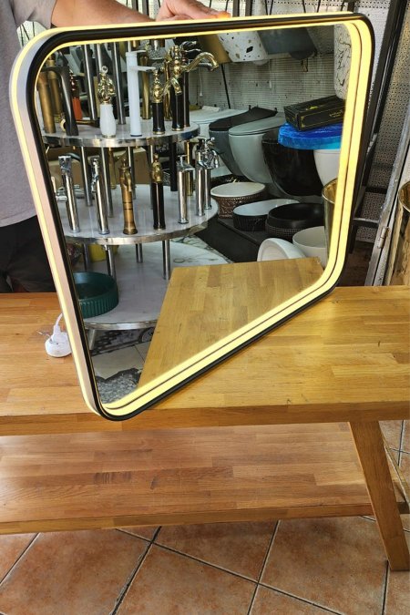 مرآة مضيئة مثلثة بإطار أسود